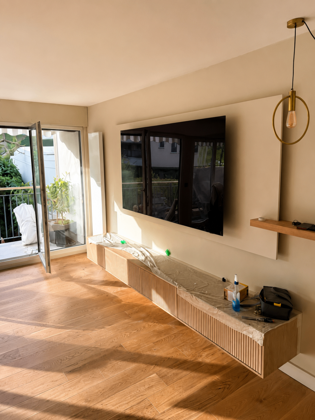 Pièce à vivre rénovée à Noisy-le-Roi avec meuble TV sur mesure